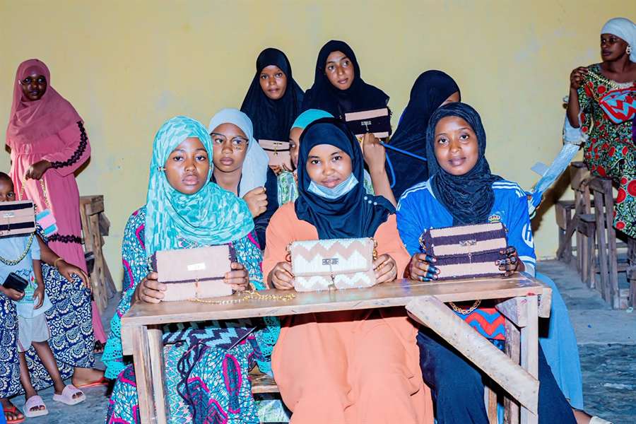 Apprenantes du réseau RAFS présentant les sacs à main qu'elles ont crochetés en formation à Faranah