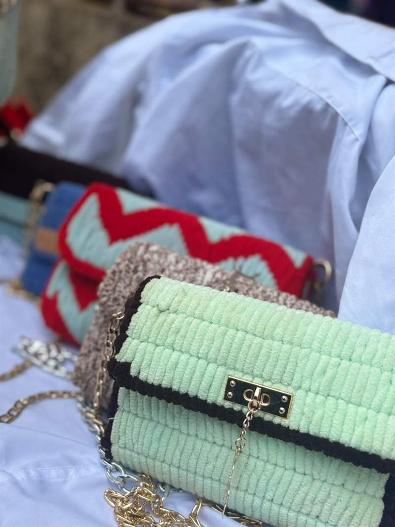 Sacs à main crochetés vert menthe et rouge présentés côte à côte, production RAFS Faranah