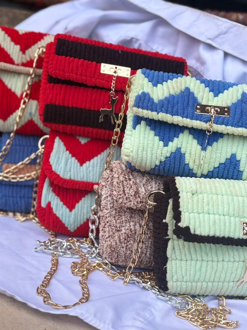 Assortiment de sacs à main en fil chenille crochetés par les artisanes du réseau RAFS