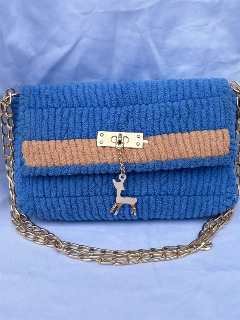 Sac à main au crochet en fil chenille bleu et beige, chaîne dorée, réalisé par une artisane RAFS à Faranah