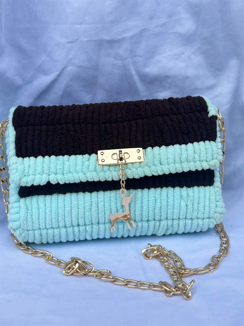 Sac à bandoulière crocheté bleu turquoise et noir avec fermoir doré, création RAFS