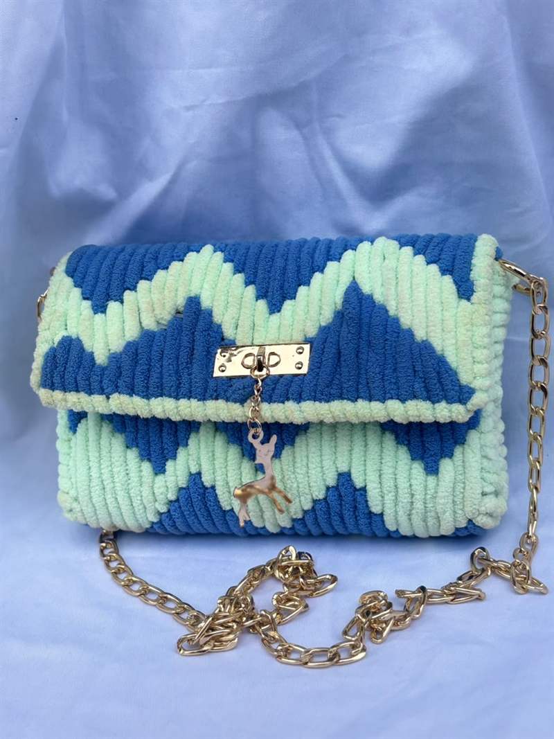 Sac crocheté à chevrons bleus et vert menthe, fait main par les femmes du réseau RAFS