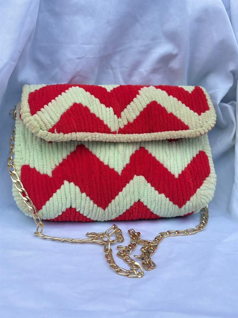 Sac à main en fil chenille rouge et écru à motif zigzag, création artisanale RAFS Faranah